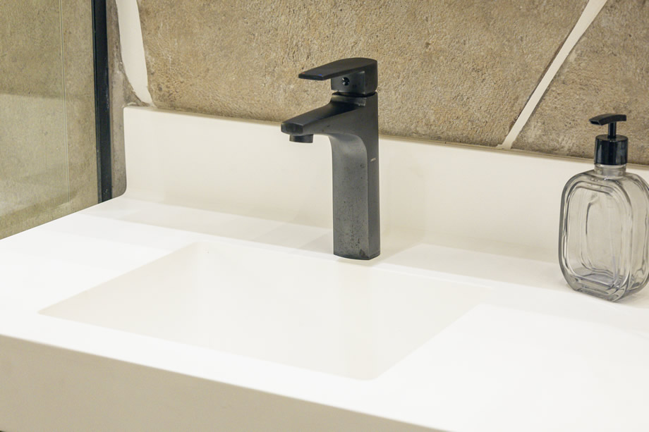 Lavabo com bancada branca e cuba integrada em Superfície Sólida Mineral